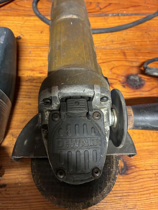 Conjunto de ferramentas elétricas para trabalhos de carpintaria e serralharia.