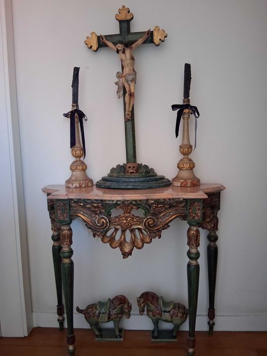Crucifixo de capela de Família desde o Século XVII sobre credência lacada com espelho e castiçais da mesma época a precisar de um peqyeno restauro.