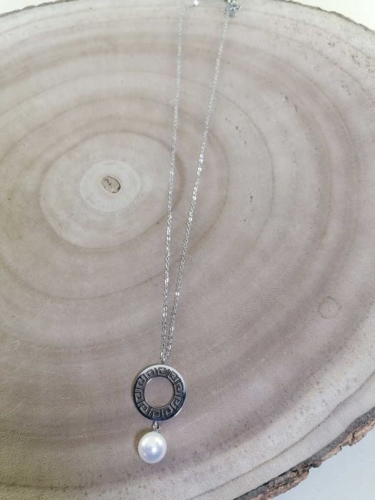 Colar com medalha redonda e pérola - Aço