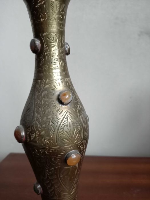 Mosiężny wazon wysadzany agatami