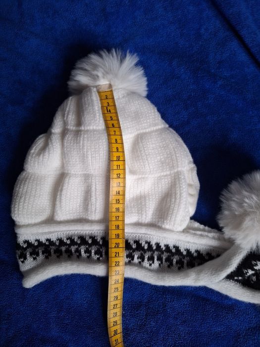 Cudna damska biała czapka  z nauszniki i pomponami