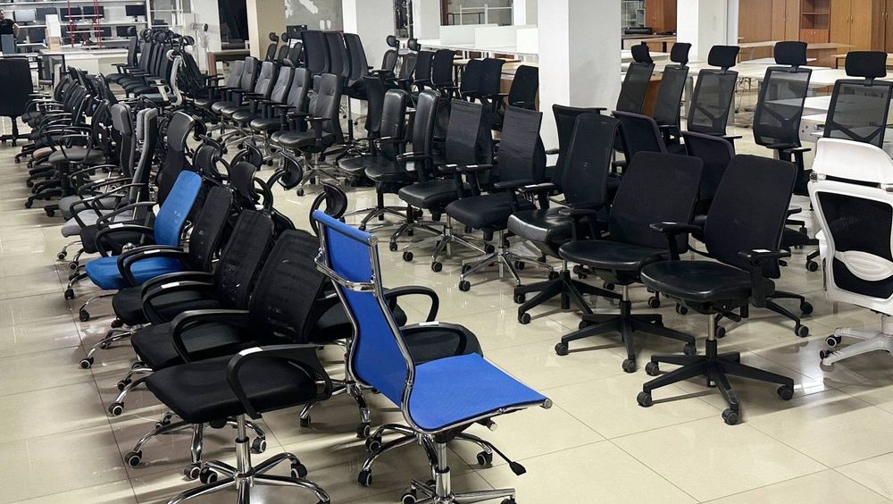 РРЗПРОДАЮ МЕБЛІ, столи тумби комоди стільці крісла стелажі полиці