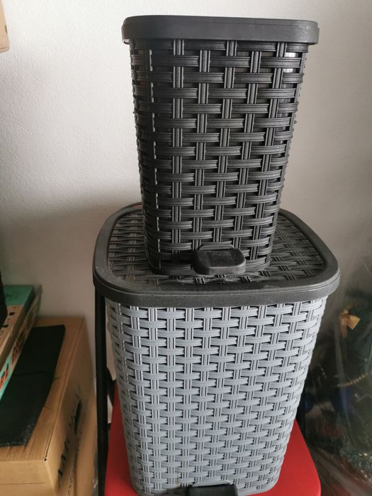 Dois cestos para lixo e para roupa.