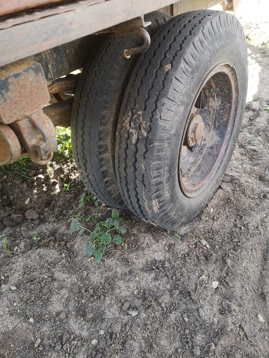 Reboque de gado com grades