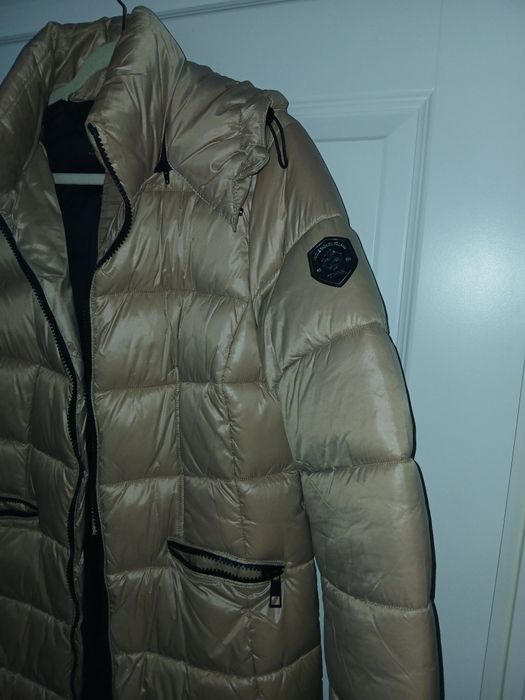 Płaszcz zimowy OCHNIK. Beżowy pikowany z kapturem.