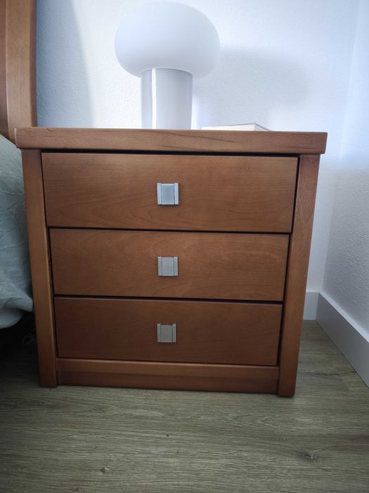 Mobilia de quarto - cama, 2 mesas de cabeceira, cómoda e espelho