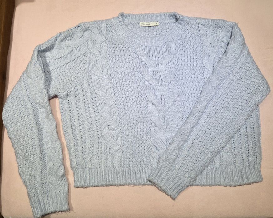 Niebieski sweterek z warkoczowym splotem House S