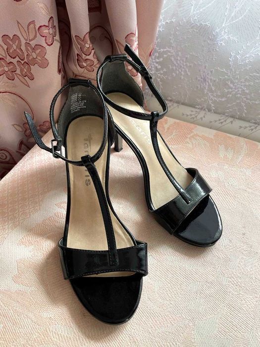 Чорнi лаковані босоніжки Tamaris