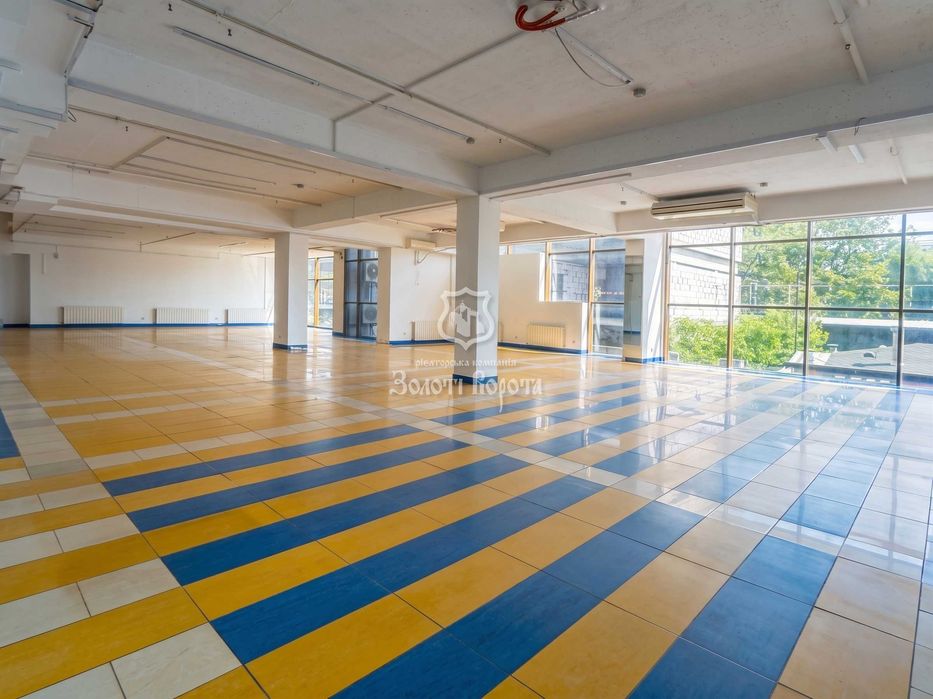 Фасадне комерційне приміщення 222 м² у ТЦ біля метро Житомирська!