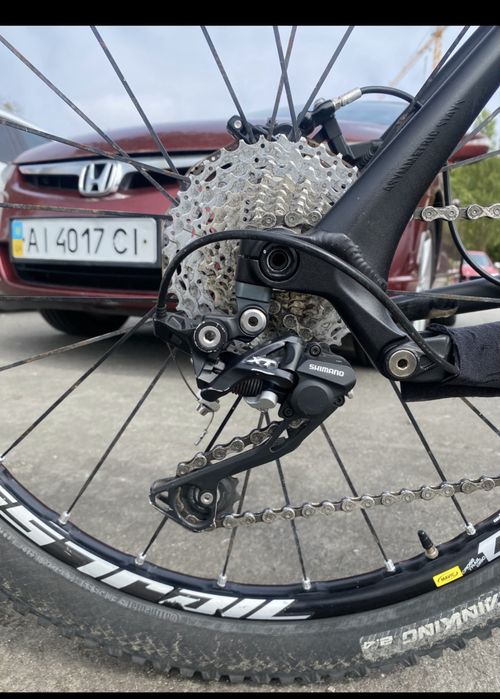 CANYON NERVE AL –Bicicleta de Montanha (BTT) com suspensão total equipada com suspensão FOX TALAS e transmissão Shimano XT.