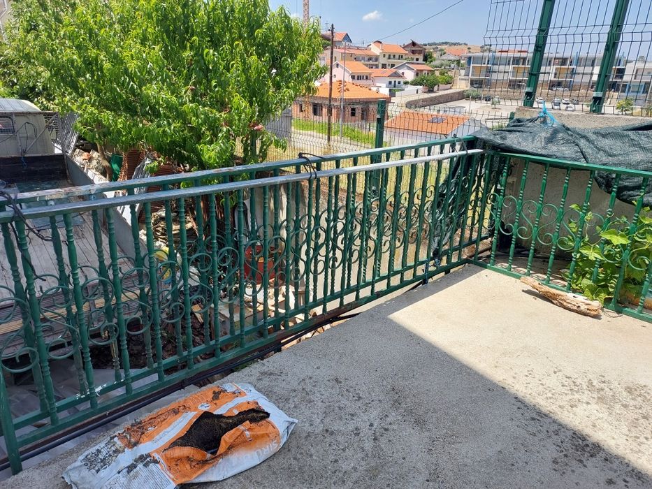 Portões e grada usados