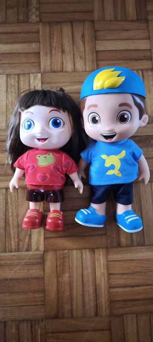 Bonecos do Luccas Neto e Gi, com botão na barriga e sons e falas características