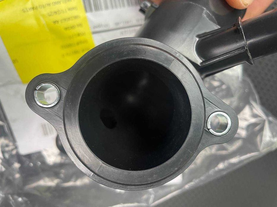 Патрубок термостата помпи на Jeep Compass 2.0 Turbo 2023 2024