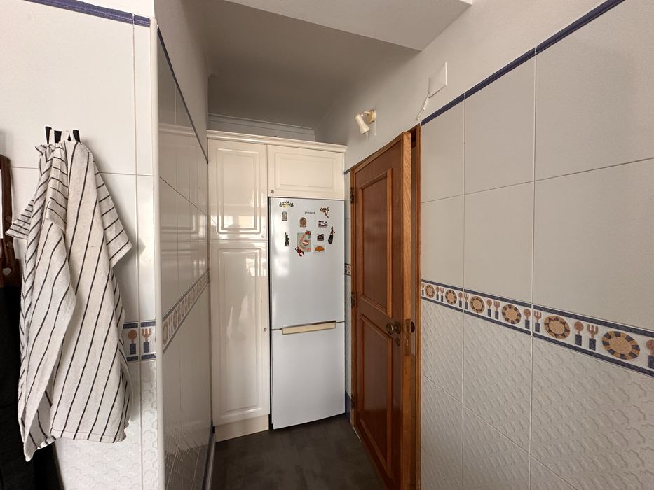 Cozinha em madeira lacada com bancada em granito e península