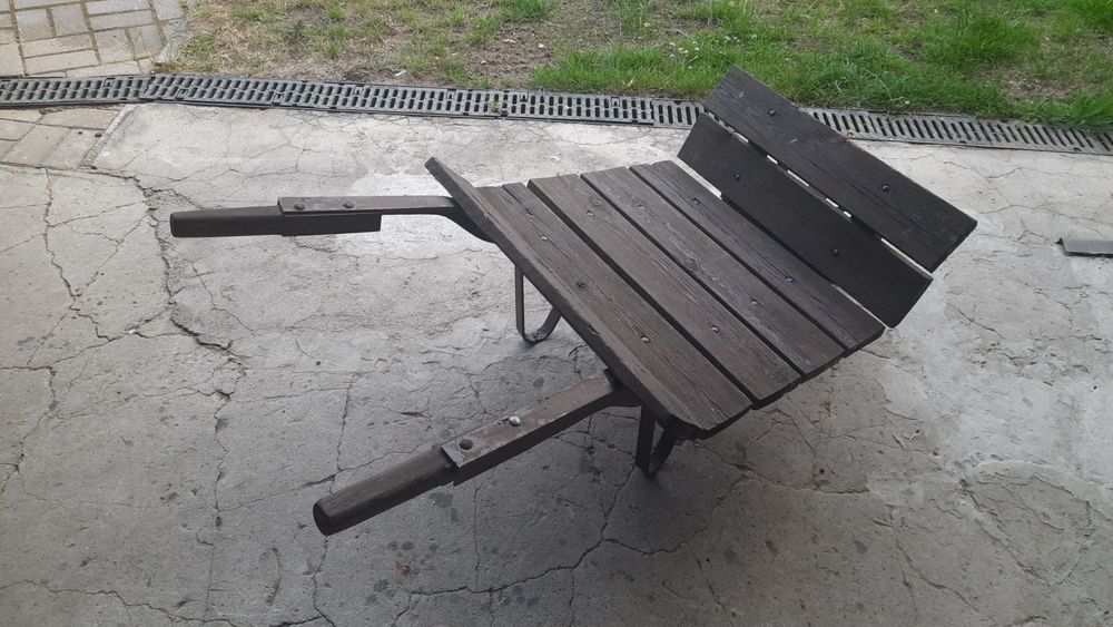 Taczka z metalowym kółkiem