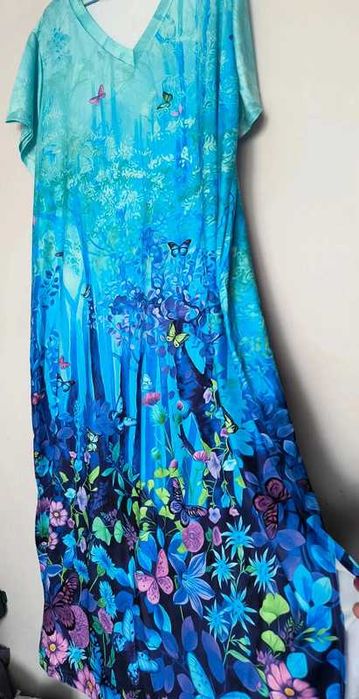 Piękna nowa sukienka w motyle