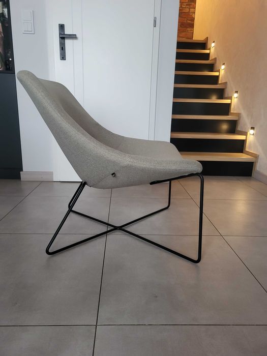 Bezowy masywny fotel na stelazu malowanym proszkowo