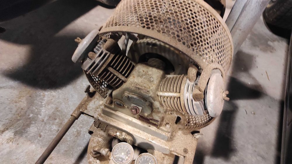 Compressor a gasolina muito antigo