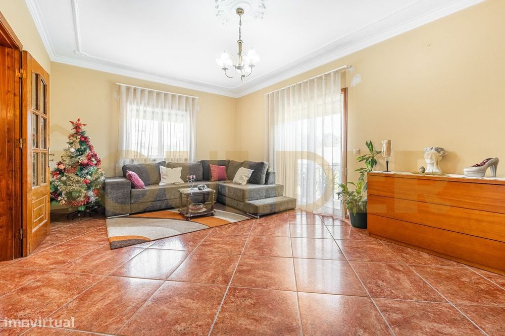 Moradia T3+T1 em Lanhoso