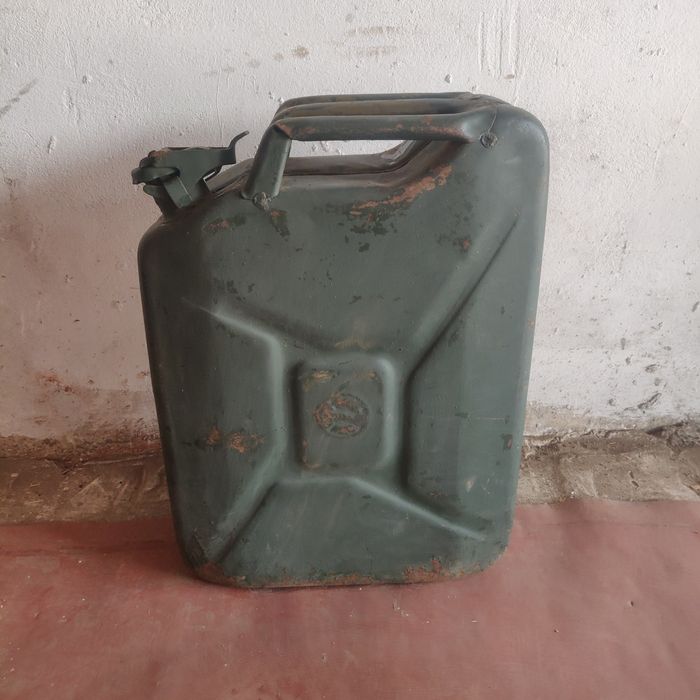 Продам канистру 20 литров