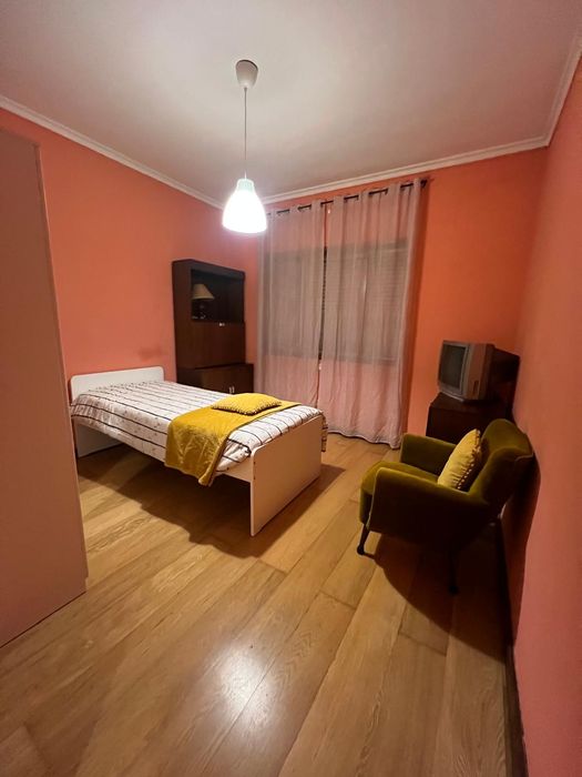 Quarto mobilado em apartamento T3