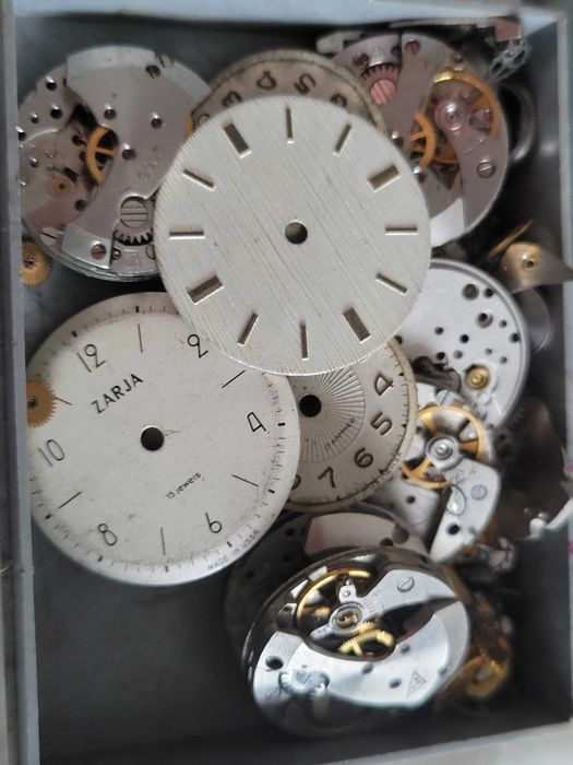 Skrzynka nr 7: Zbiór części do zegarków kieszonkowych i mechanicznych