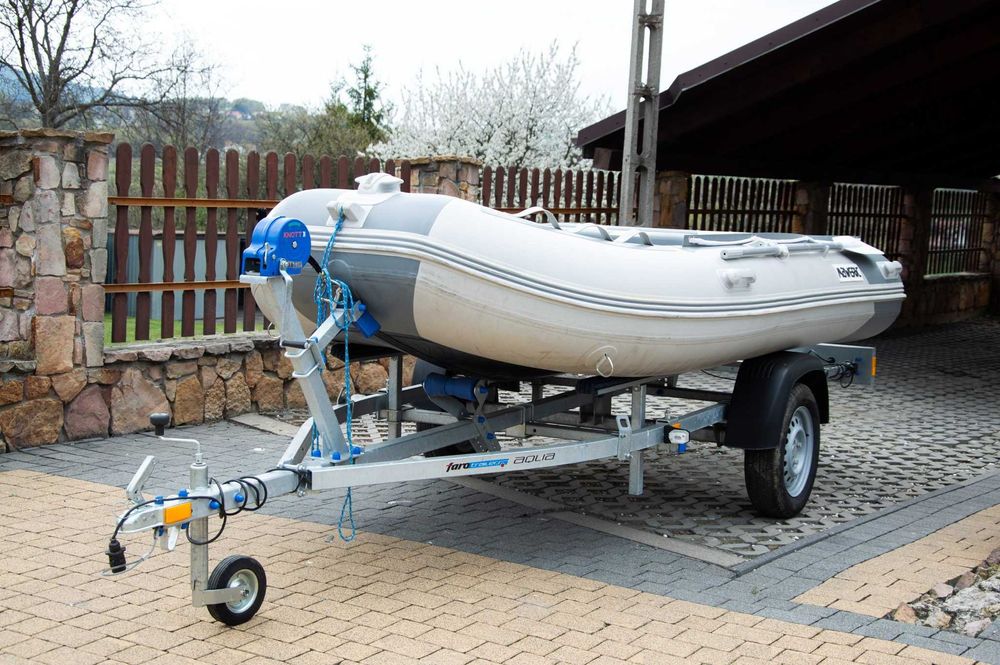 Ponton Maweric  silnikiem i przyczepą