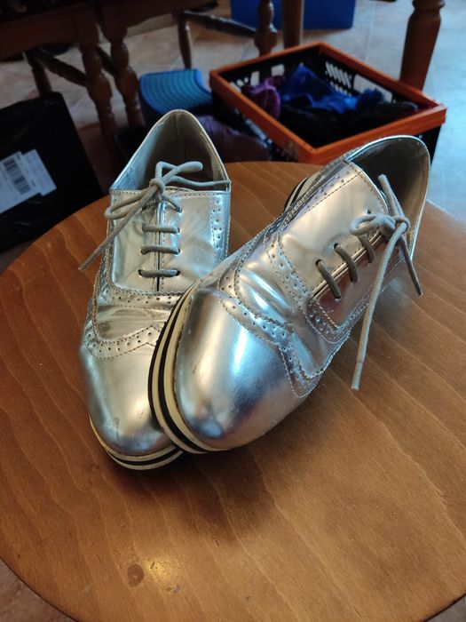 Srebrne buty oxfordki