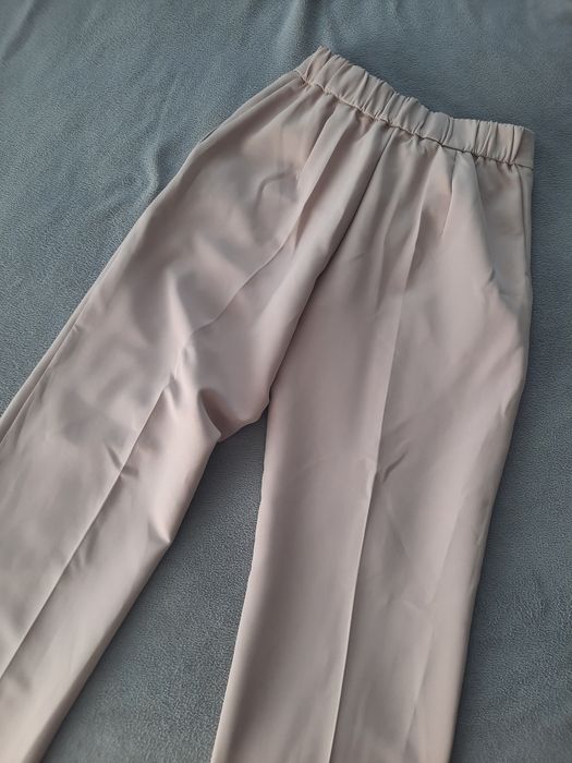 Нові брюки бежевого кольору