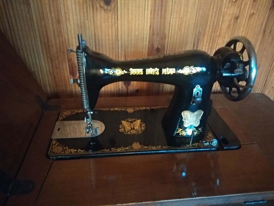 Продам раритетную ножную швейную машинку марки Butterfly