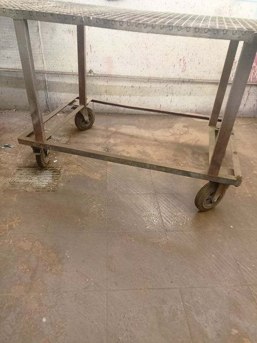 Stół stalowy na kółkach