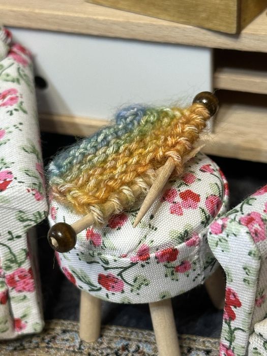 Лялькова мініатюра 1:6 ( диван, книжкова полиця, книги, стілець)