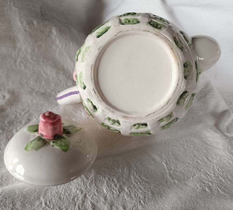 Bule em cerâmica pintado à mão com um padrão floral em relevo