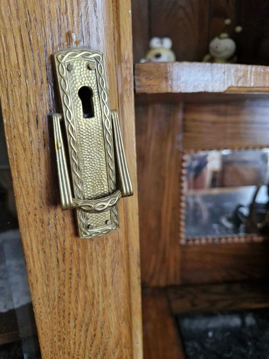 Старовинний креденс із мармуровою вставкою