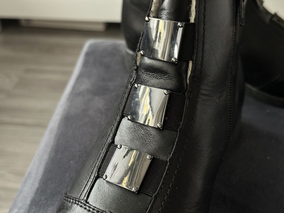 Damskie skorzane botki Rieker ocieplane owczą wełną.