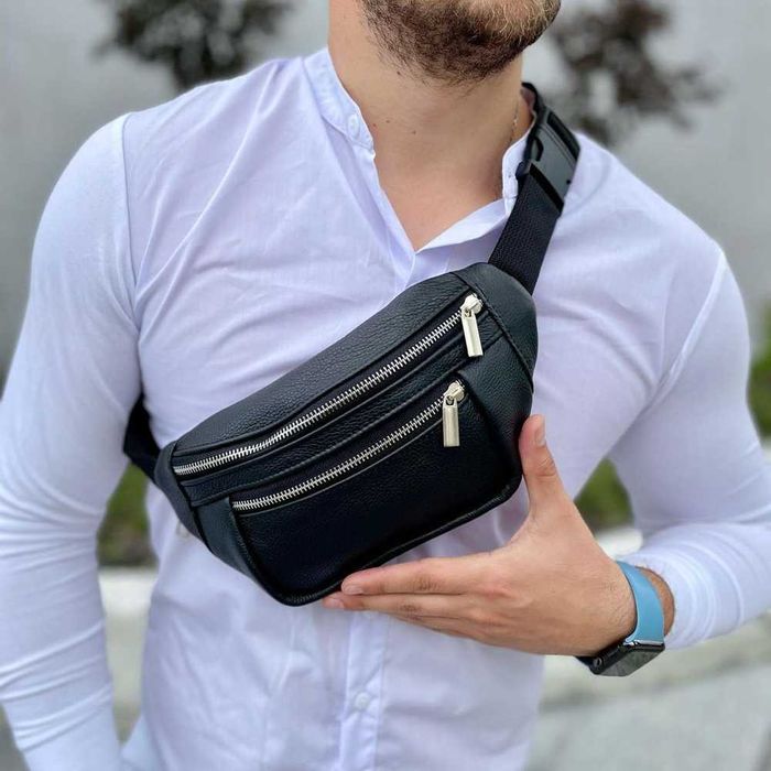 Кожаная качественная бананка c серебряным замком. Цвет: черный.