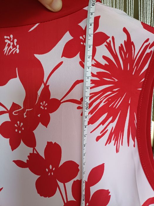 Top sem mangas, branco e vermelho, com motivos florais (S/M)