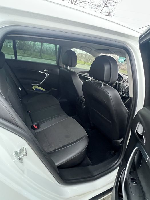 Продам опель інсігнія 2011 .