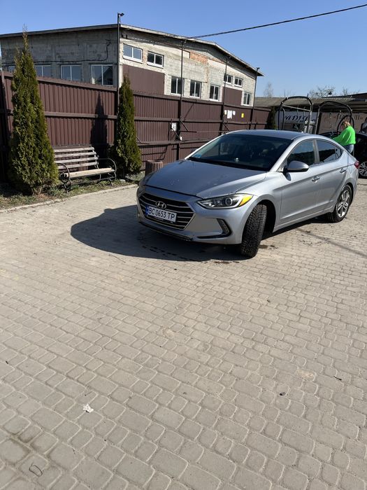 автомобіль Hyundai Elantra  2016 року