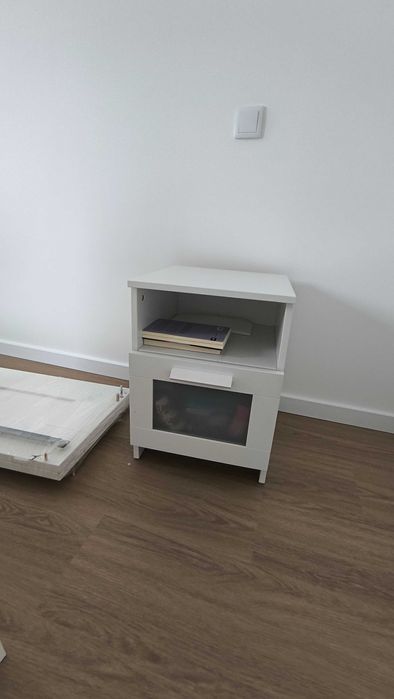 Cama (140x200cm) + Mesa Cabeceira + Sapateira