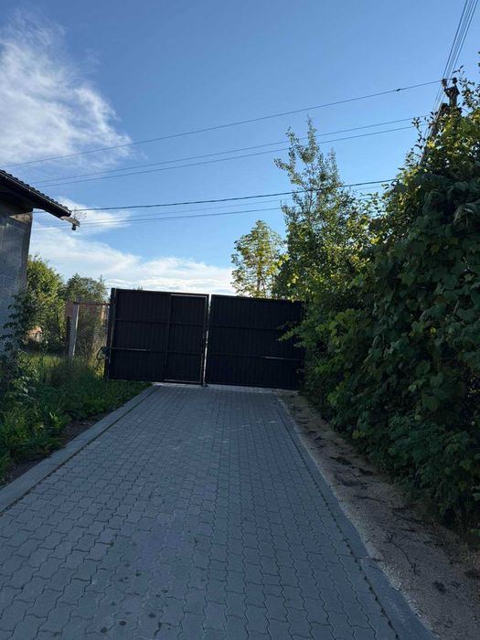 будинок дачний, з ділянкою 9 сот, в Липники. Комунікації є - світло та вода. Житловий стан.