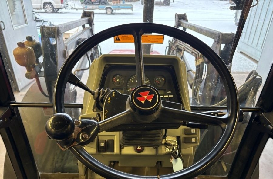 Massey Ferguson 6140 z ładowaczem 91KM