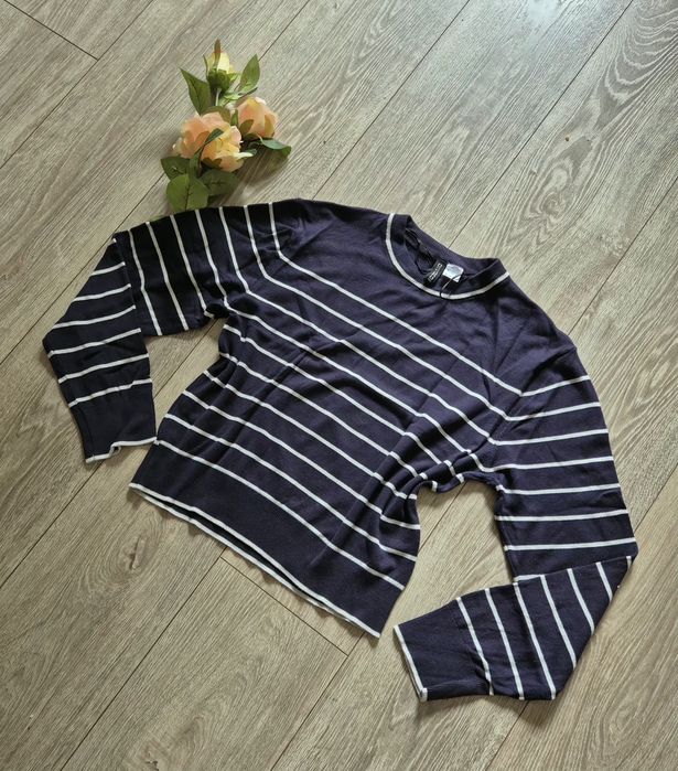 Granatowy sweter z wiskozy w paseczki