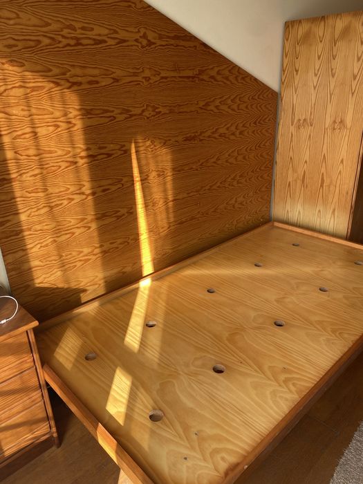 Cama de solteiro em madeira