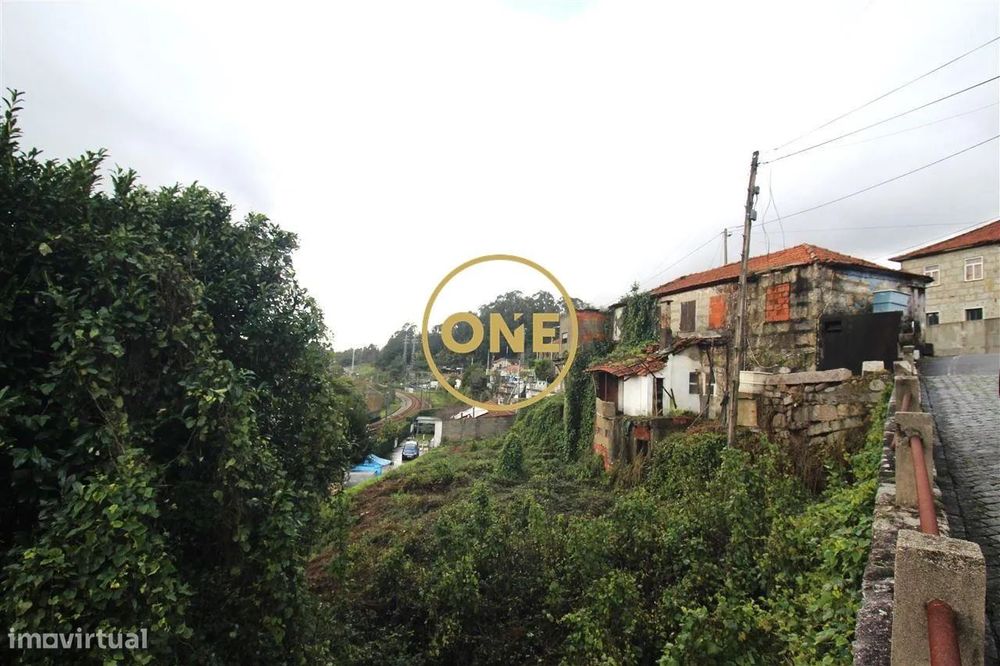 Moradia em Ruínas em Bairro