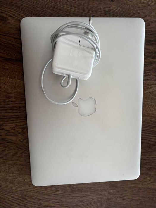 MacBook Air 13" 2017 (Intel i5 / 8 GB / SSD 256 GB) + оригінальна зарядка