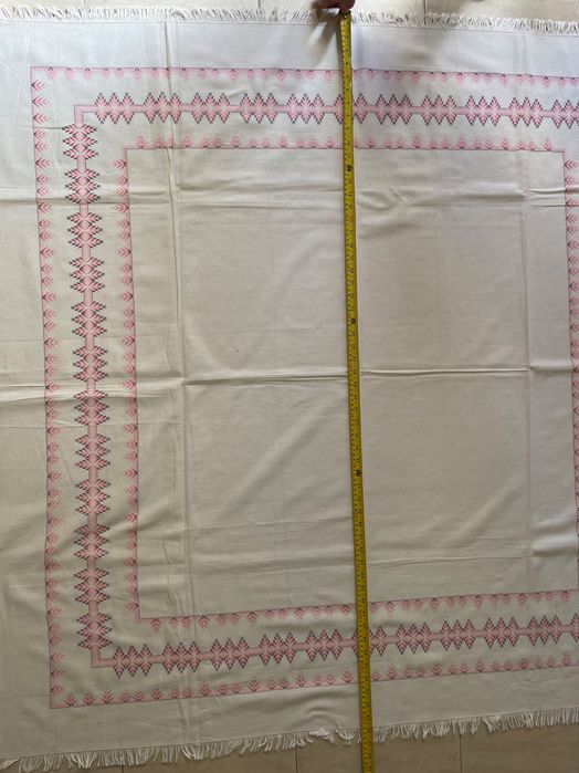 Toalha de mesa quadrada branca com padrões em rosa