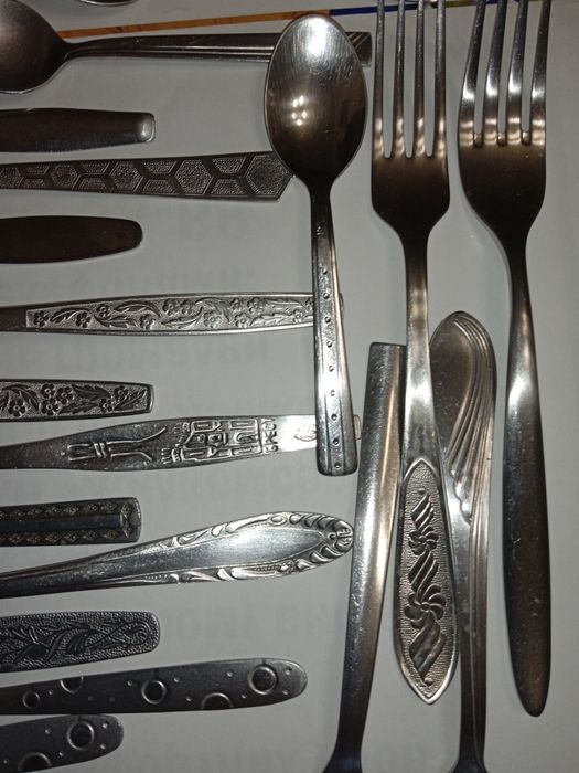 Набор разных столовых приборов