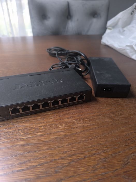 Przełącznik (switch) Gigabit Ethernet marki D-Link, model DGS-1100-08P