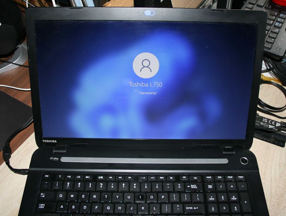 Laptop Toshiba Satellite L75D‑A – 17,3”, SSD, Windows 10 – dobry do filmów i prostych zadań